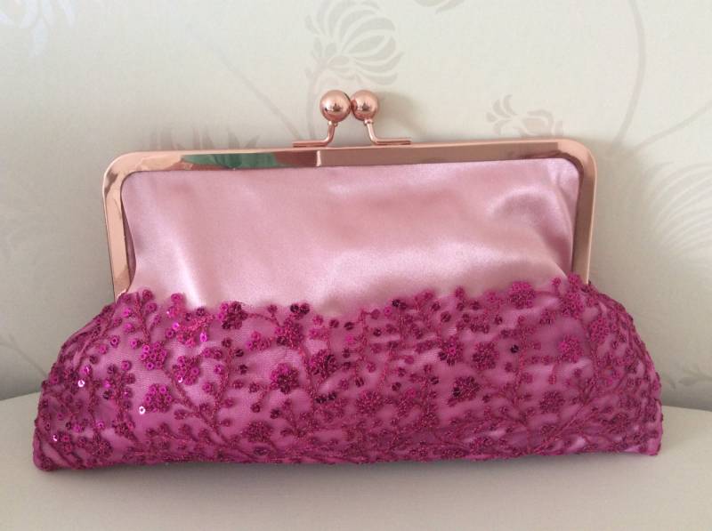 Pinke Brauttasche Aus Satin Mit Pinken Blumen Bestickten Borten, Elegant Und Raffiniert von GlamourPurse