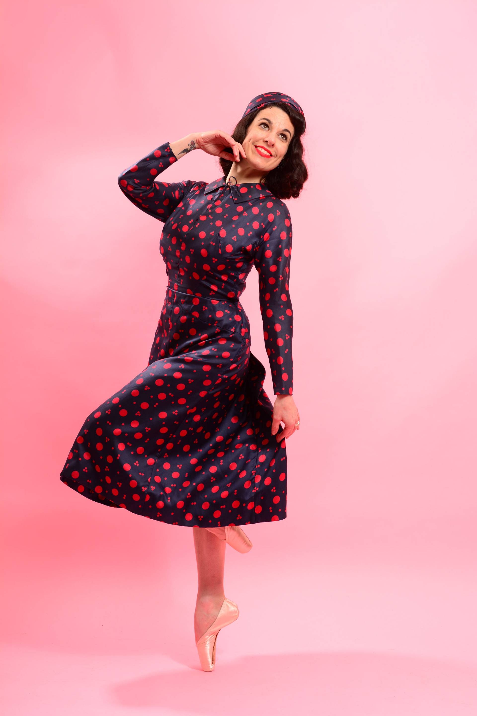 1940Er Jahre Seide Polka Dot Kleid Mit Treiben Und Passenden Hut von GlamourlandVintage
