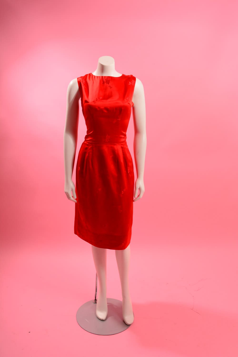 1950Er Jahre Rot Satin Brokat Kleid Mit Blumen-Designs von GlamourlandVintage