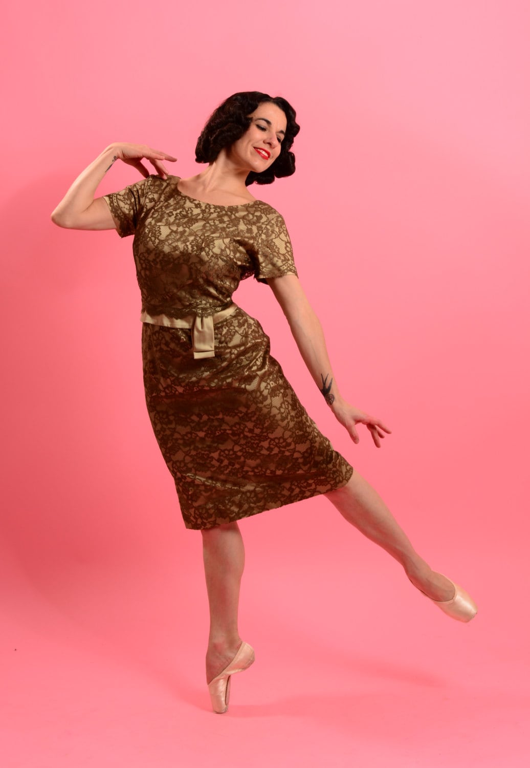 Glamouröse 1950 Erhellt Salbei Grün Satin Kleid Mit Braunen Spitze Schicht Auf Der Oberseite 50Er Jahre Spitzenkleid von GlamourlandVintage