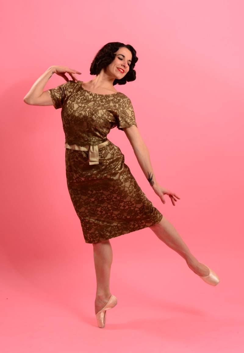 Glamouröse 1950 Erhellt Salbei Grün Satin Kleid Mit Braunen Spitze Schicht Auf Der Oberseite 50Er Jahre Spitzenkleid von GlamourlandVintage