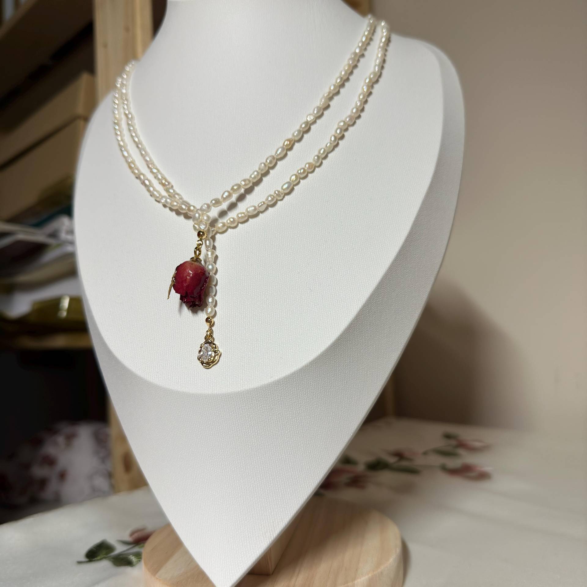 Doppelreihige Perlenkette "One Rose" Mit Echter Rosenknospe Und 14K Vergoldeten Schmuckstein Doppelreihige Perlenkette "One Rose" Mit Echter Rosenknospe Und 14K Vergoldeten Schmuckstein von GlamtheRoseJewelry