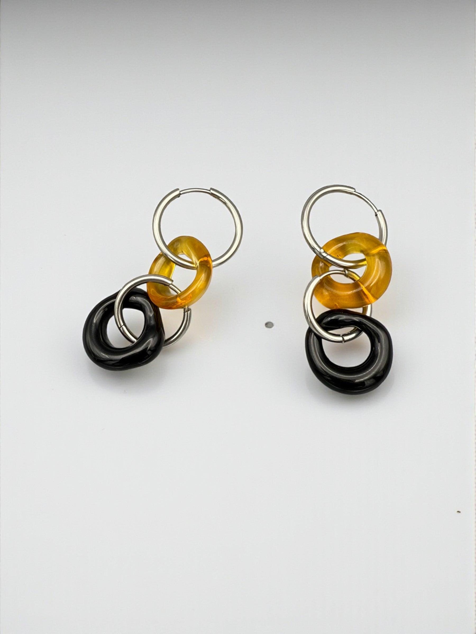 Modulare Murano Glas Ohrringe - Handgefertigte Schwarz & Bernstein Glasringe Mit Edelstahl Creolen, Modernes Statement Schmuck, Glaskunst Modulare Murano Glas Ohrringe - Handgefertigte Schwarz & Bernstein Glasringe Mit Edelstahl Creolen, Modernes Statement Schmuck, Glaskunst von Glamuranberlin