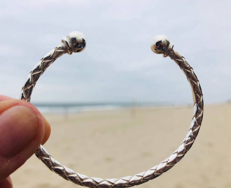 Armreif Silber, Geflochtene Optik, Armspange Massiv 925 Handgefertigter Armreif, Strukturierte Oberfläche von Glanzreich