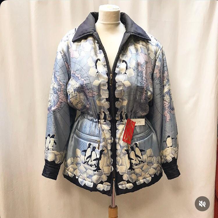 Escada Vintage 1980/90's Seiden Parka Mit Antarktis Motiven. Größe 38 Escada Vintage 1980/90's Seiden Parka Mit Antarktis Motiven. Größe 38 von Glanzzeitenvintage