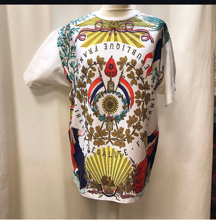 Hermes Vintage 1980S T-Shirt Fraternite. 100% Baumwolle. Grösse M/L Hermes Vintage 1980S T-Shirt Fraternite. 100% Baumwolle. Grösse M/L von Glanzzeitenvintage