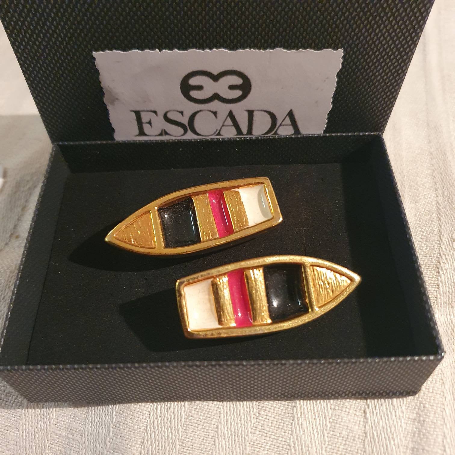 Vintage Escada Brosche(N in Form Von Booten . Metall Mit Farbiger Lackierung Vintage Escada Brosche(N in Form Von Booten . Metall Mit Farbiger Lackierung von Glanzzeitenvintage