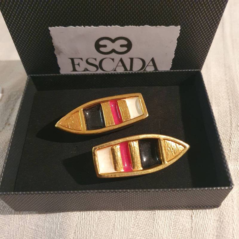 Vintage Escada Brosche(N in Form Von Booten . Metall Mit Farbiger Lackierung von Glanzzeitenvintage