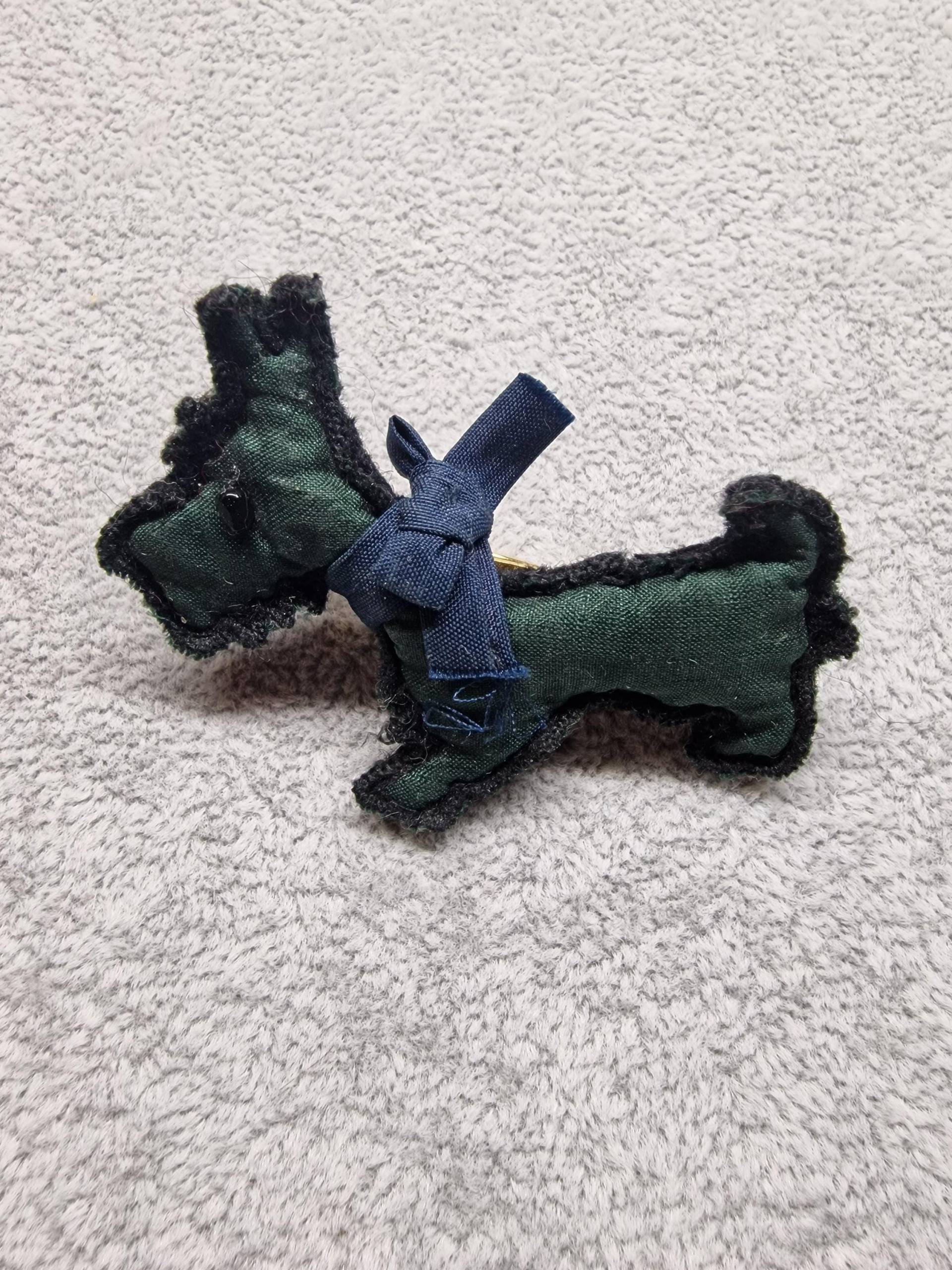 Vintage Moschino Brosche "Hund" Aus Stoff. Rückseitig Auf Nadel Signiert. 1980Er Jahre. Selten Und Sammelwürdig Vintage Moschino Brosche "Hund" Aus Stoff. Rückseitig Auf Nadel Signiert. 1980Er Jahre. Selten Und Sammelwürdig von Glanzzeitenvintage