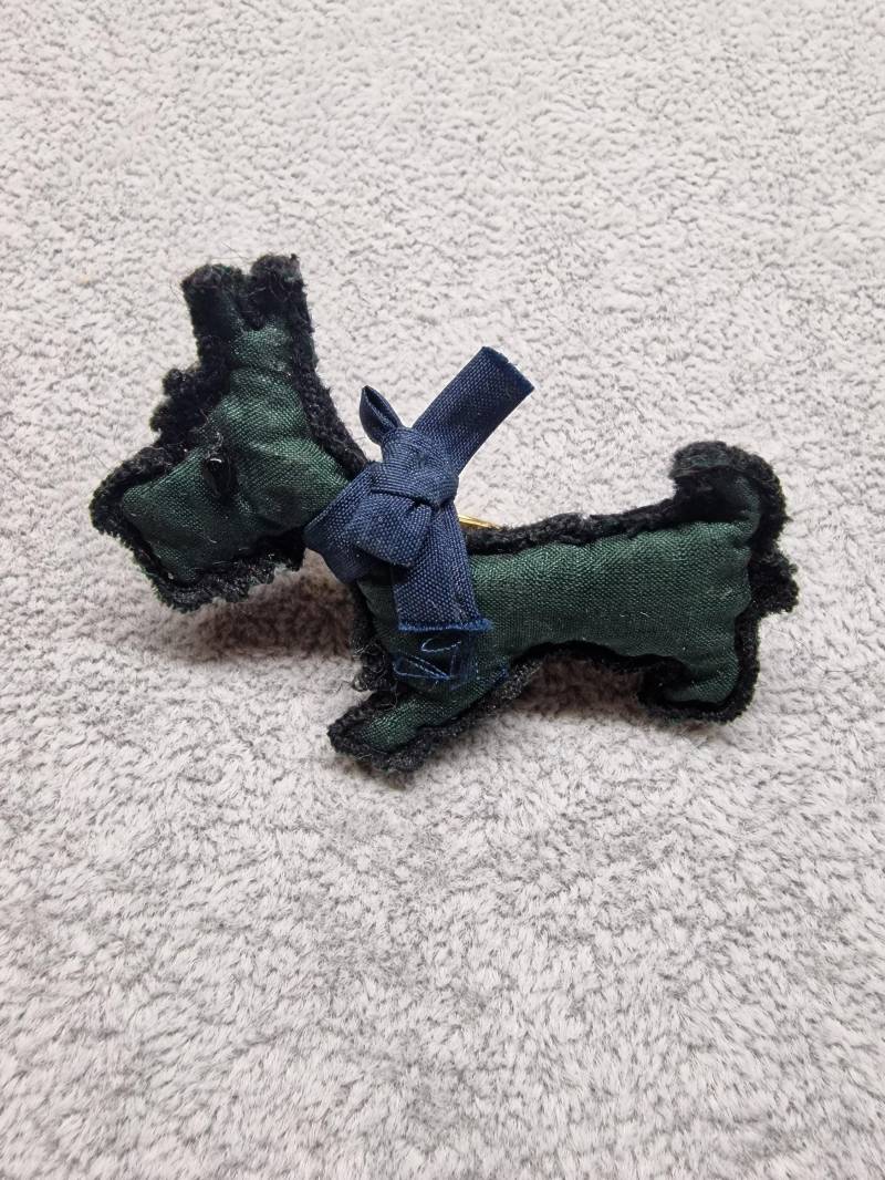 Vintage Moschino Brosche "Hund" Aus Stoff. Rückseitig Auf Nadel Signiert. 1980Er Jahre. Selten Und Sammelwürdig Vintage Moschino Brosche "Hund" Aus Stoff. Rückseitig Auf Nadel Signiert. 1980Er Jahre. Selten Und Sammelwürdig von Glanzzeitenvintage