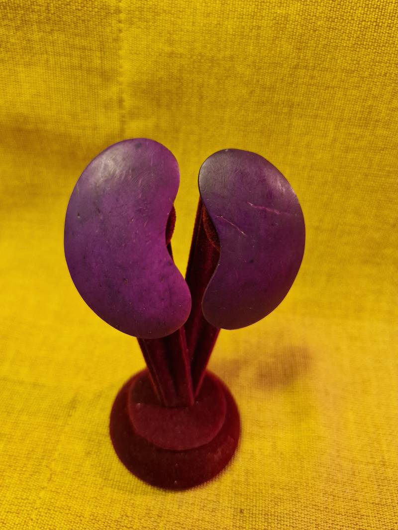 Vintage Ohrclips Von Monies By Gerda Lynggaard-Denmark Aus Holz. Lilafarbend Vintage Ohrclips Von Monies By Gerda Lynggaard-Denmark Aus Holz. Lilafarbend von Glanzzeitenvintage