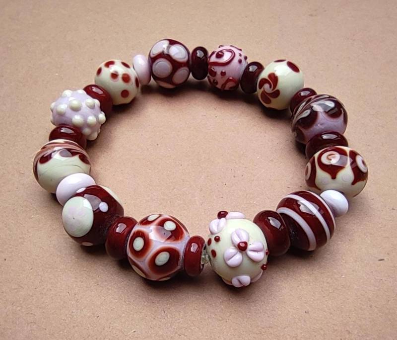 Armband Aus Handgemachten Lampwork-Glasperlen, Weinrot/Elfenbein Armband Aus Handgemachten Lampwork-Glasperlen, Weinrot/Elfenbein von GlashausEW