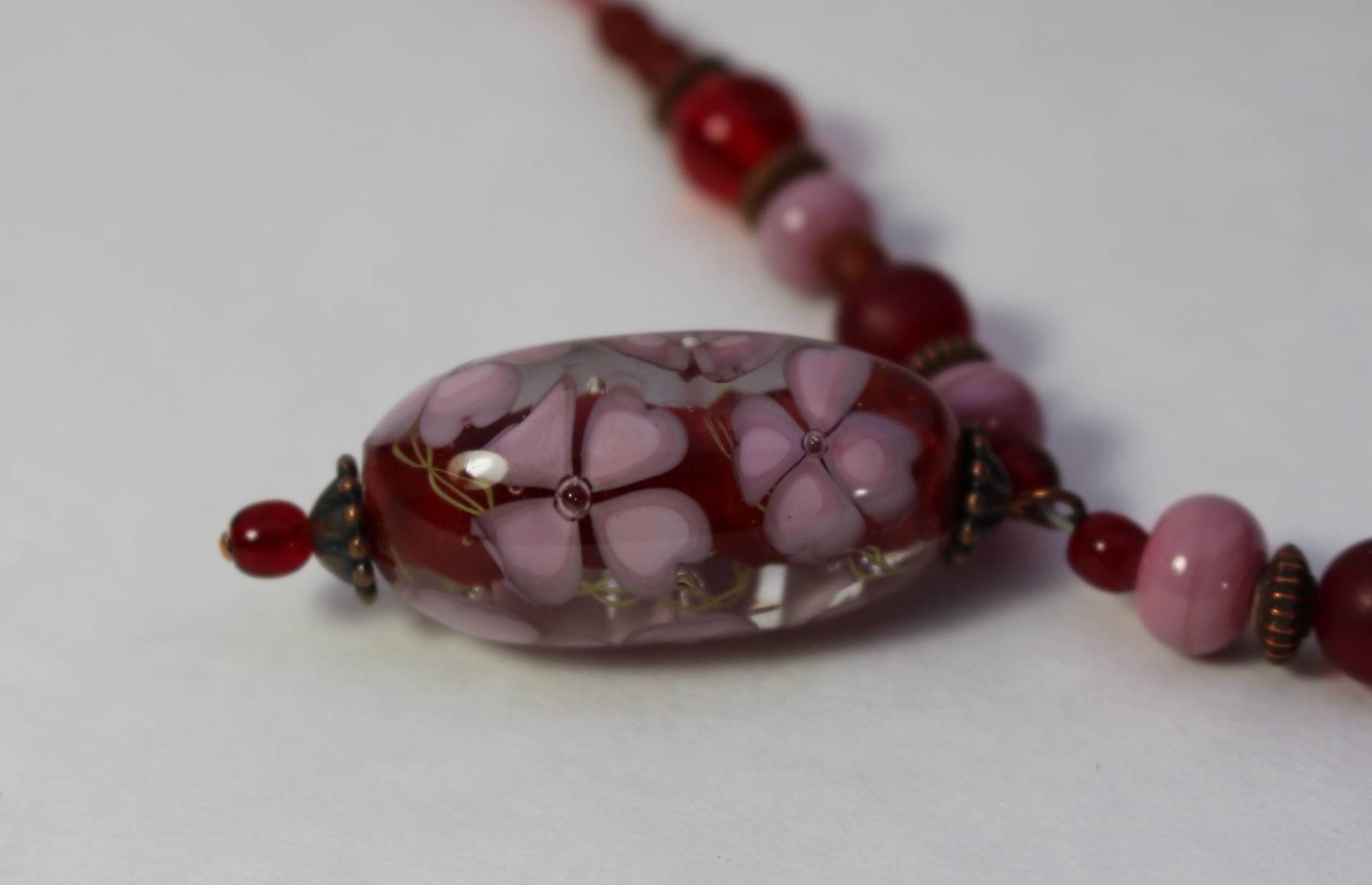 Kette Mit Handgemachter Glasperle, Lampwork, Dunkelrot - Rosa, Blümchen von GlashausEW