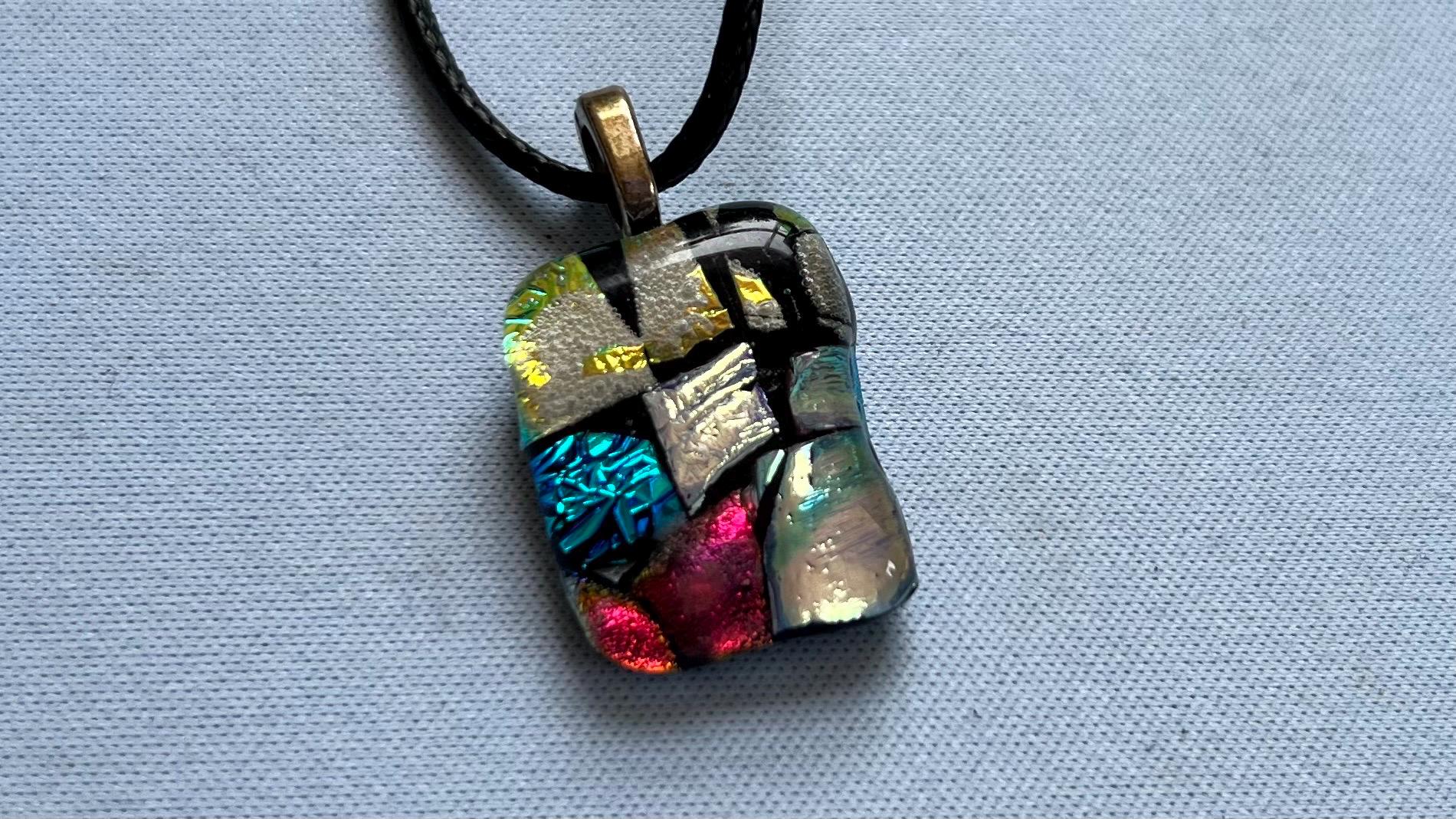 Bunter Mosaik-Glaskunst-Anhänger | Unikat Mit Stoffkette Bunter Mosaik-Glaskunst-Anhänger | Unikat Mit Stoffkette von GlaskunstRichter
