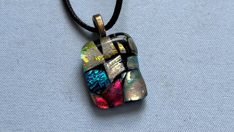 Bunter Mosaik-Glaskunst-Anhänger | Unikat Mit Stoffkette Bunter Mosaik-Glaskunst-Anhänger | Unikat Mit Stoffkette von GlaskunstRichter