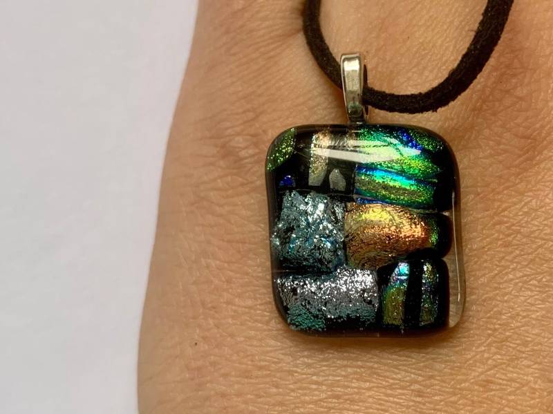 Einzigartiger Grüner Und Silberner Anhänger Mit Lederkette | Unikat Einzigartiger Grüner Und Silberner Anhänger Mit Lederkette | Unikat von GlaskunstRichter