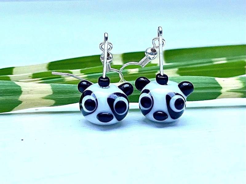 1 Paar Glas Ohrringe "Panda", Handgefertigte Glasperlen 1 Paar Glas Ohrringe "Panda", Handgefertigte Glasperlen von Glasperlendreherei