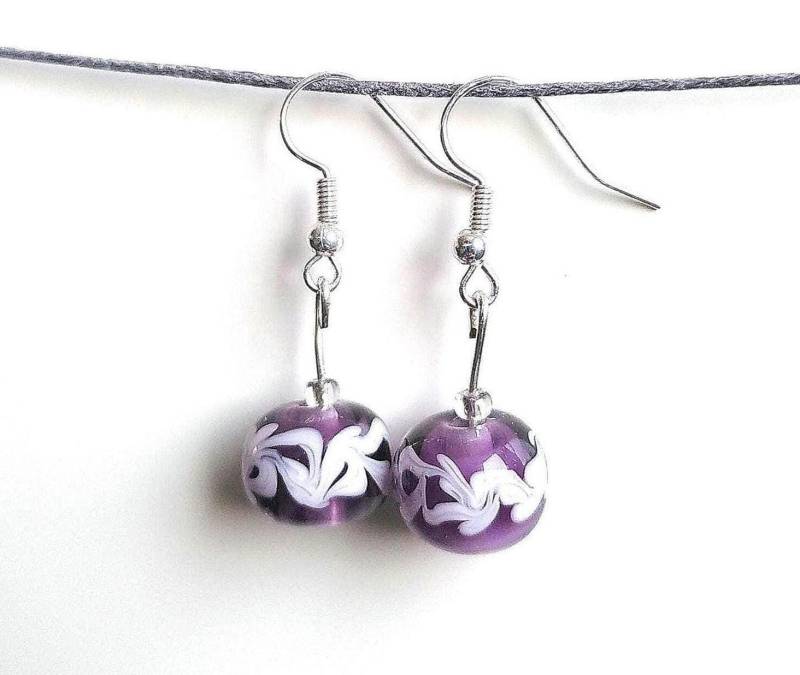Glas Ohrringe Floral Lila Handgefertigte Glasperlen Glas Ohrringe Floral Lila Handgefertigte Glasperlen von Glasperlendreherei