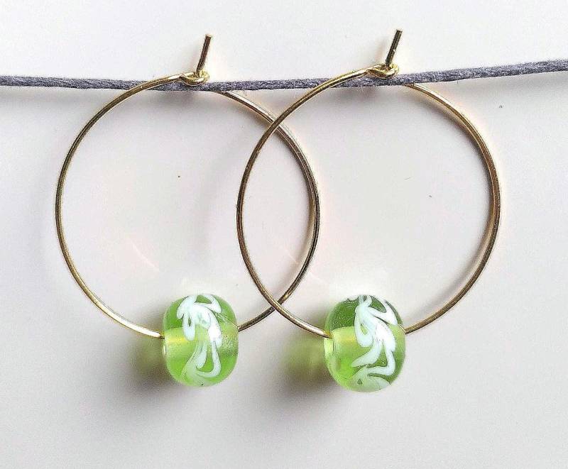 Glas Ohrringe Gold Creolen Hellgrün Floral Perlen Handgefertigte Glasperlen von Glasperlendreherei
