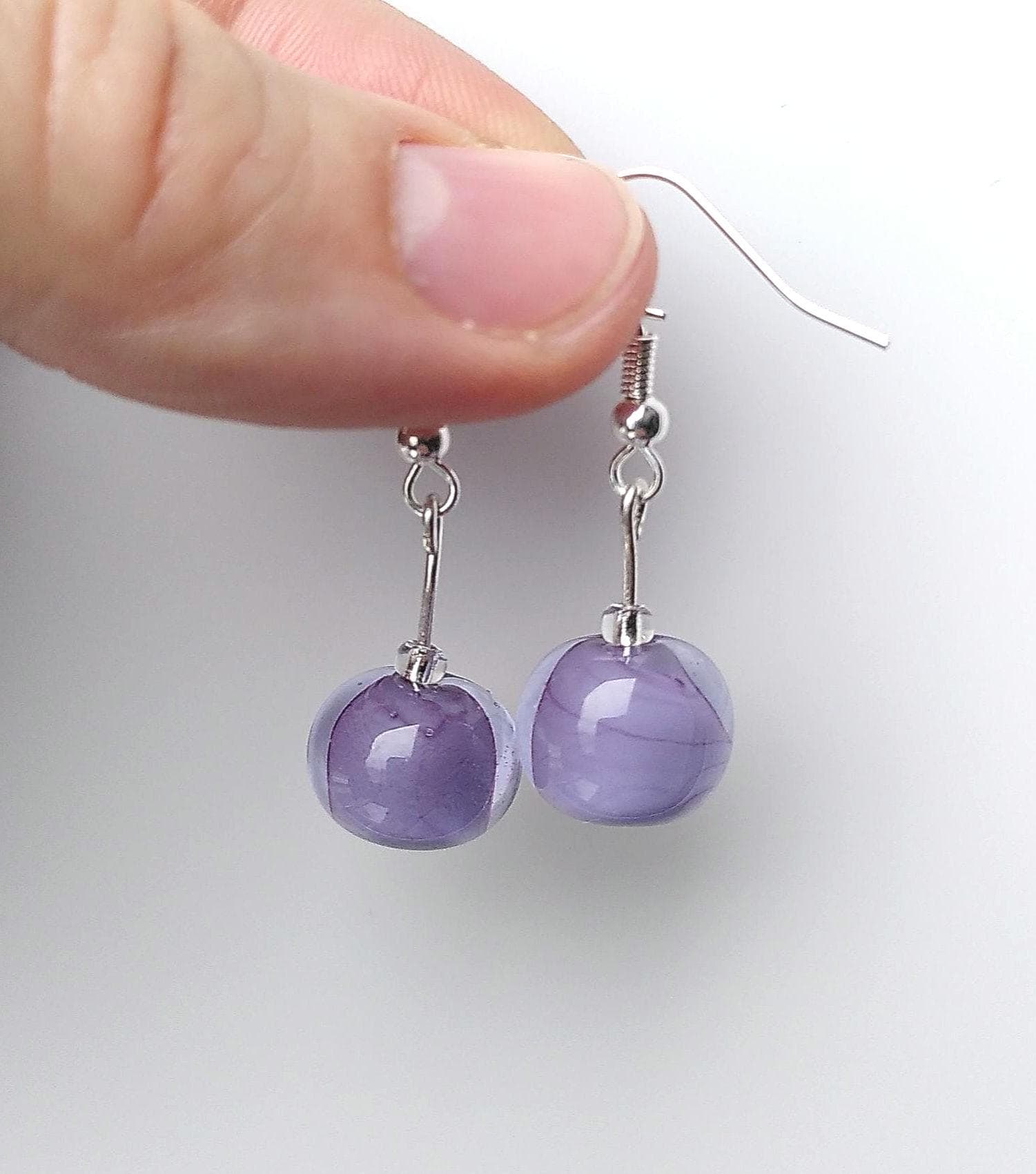 Glas Ohrringe Lila Mit Klarem Überzogen Handgefertigte Glasperlen Glas Ohrringe Lila Mit Klarem Überzogen Handgefertigte Glasperlen von Glasperlendreherei