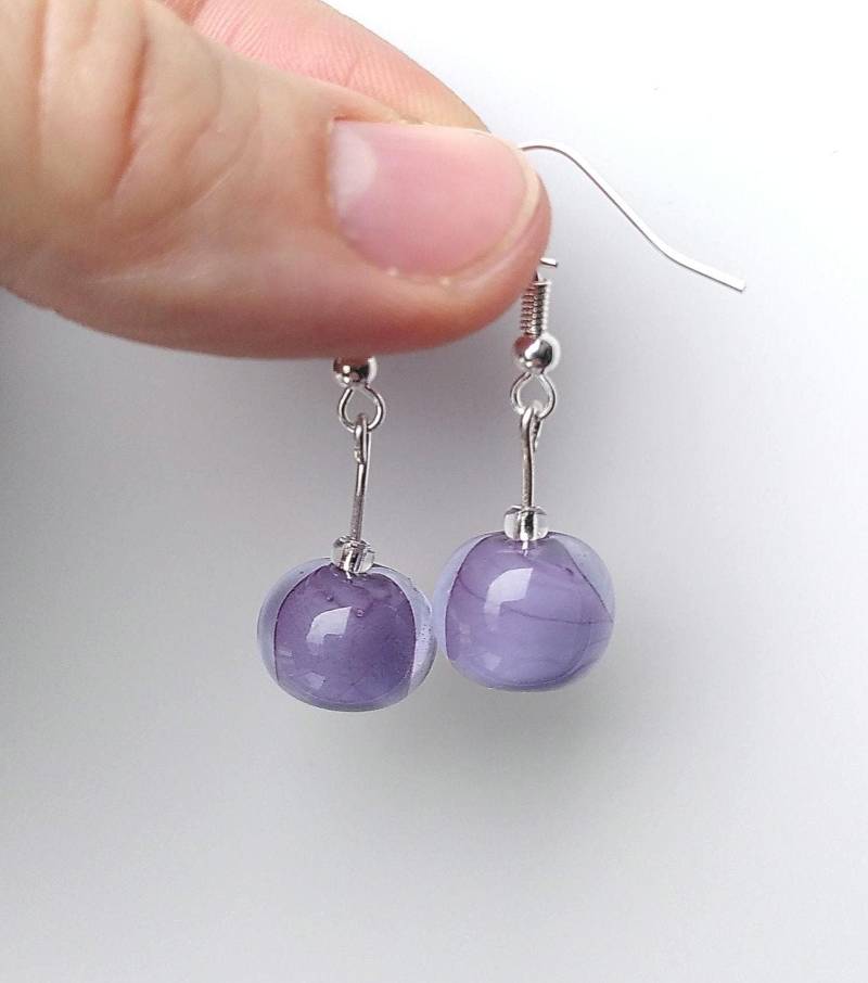 Glas Ohrringe Lila Mit Klarem Überzogen Handgefertigte Glasperlen Glas Ohrringe Lila Mit Klarem Überzogen Handgefertigte Glasperlen von Glasperlendreherei
