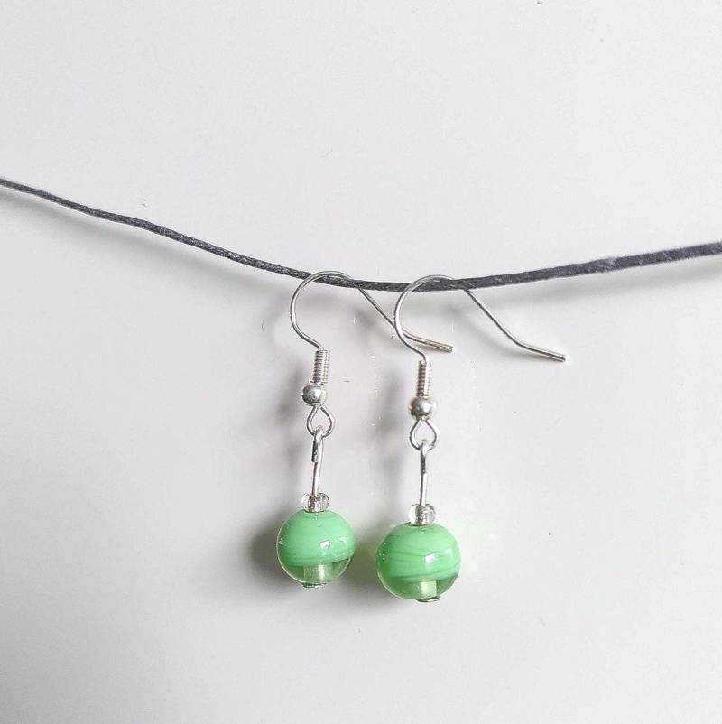 Glas Ohrringe Mini "Two-Shade" Hellgrün Handgefertigte Glasperlen von Glasperlendreherei