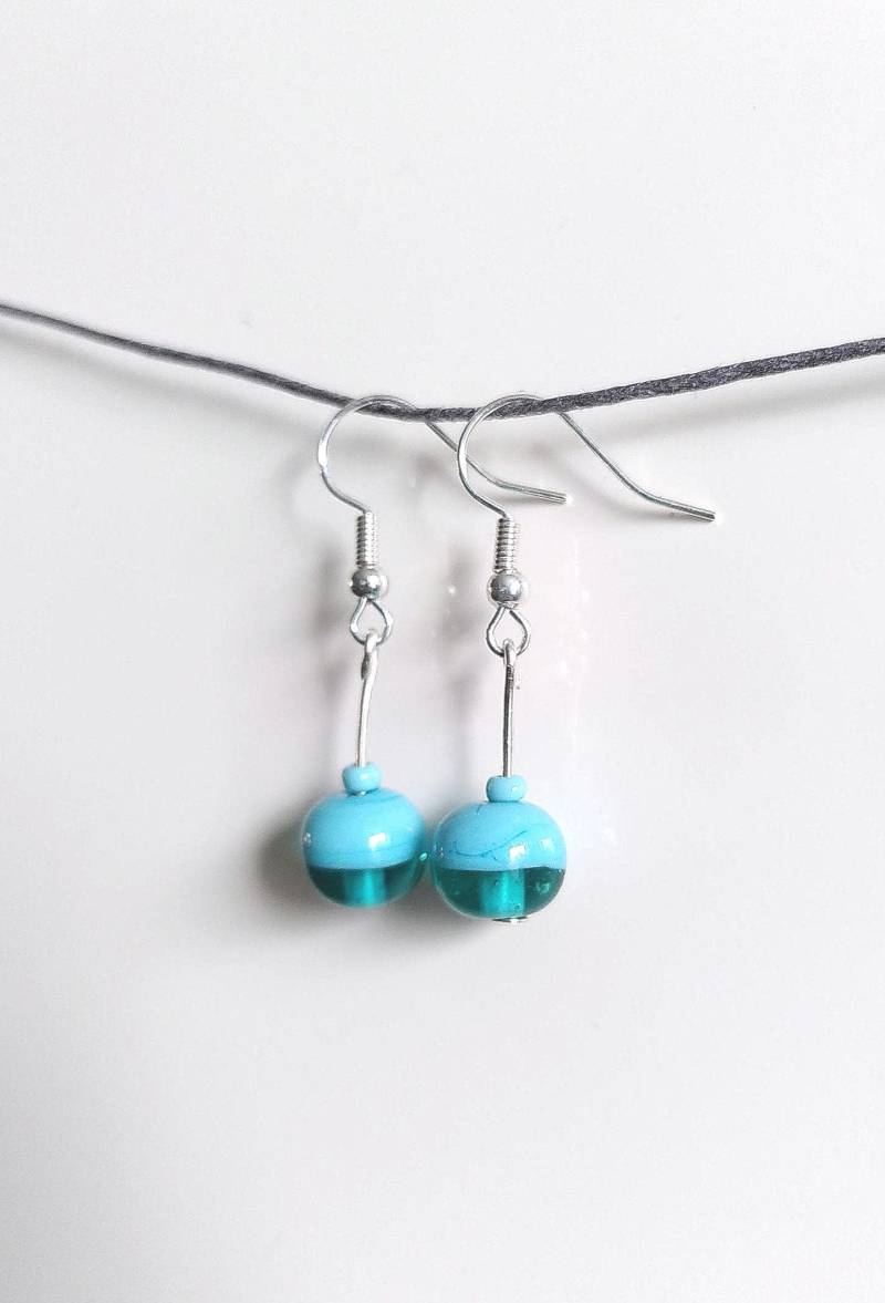 Glas Ohrringe Mini "Two-Shade" Türkis Handgefertigte Glasperlen Lampwork von Glasperlendreherei