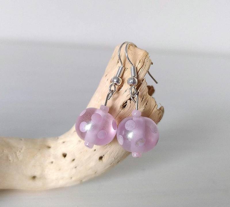Glas Ohrringe "Pünktchen" Rosa Metallic Handgefertigte Glasperlen von Glasperlendreherei