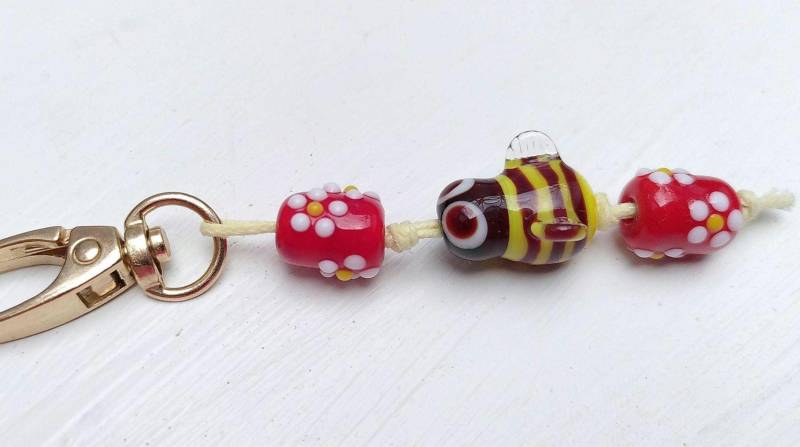 Glas Taschenanhänger Schlüsselanhänger "Biene", Handgefertigte Glasperlen von Glasperlendreherei