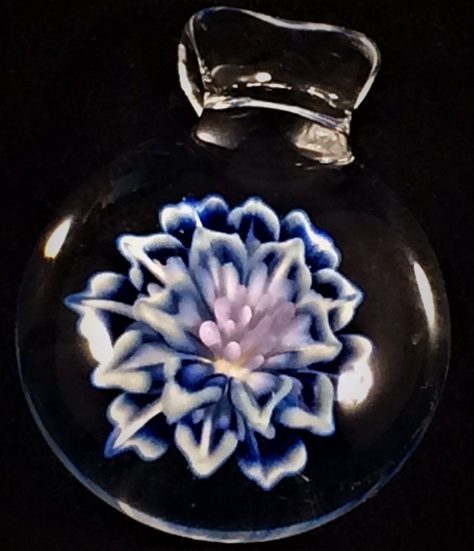 Implosionsblumen-Anhänger/Halskette Mit Blumen Glasblumenanhänger Implosionsblumen-Anhänger/Halskette Mit Blumen Glasblumenanhänger von GlassArtPa