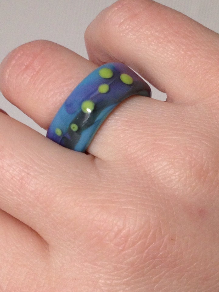 Glas-Ring Murano Türkis Blau Mit Gelb Grüne Punkte. Handgemacht Von Renske Brouwer Glas-Ring Murano Türkis Blau Mit Gelb Grüne Punkte. Handgemacht Von Renske Brouwer von GlassByRenske
