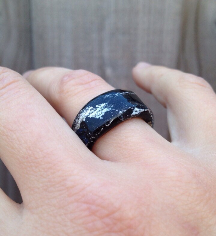 Ring Schwarz Murano-Glas Mit Blattsilber. Handgemacht Von Renske Brouwer Ring Schwarz Murano-Glas Mit Blattsilber. Handgemacht Von Renske Brouwer von GlassByRenske