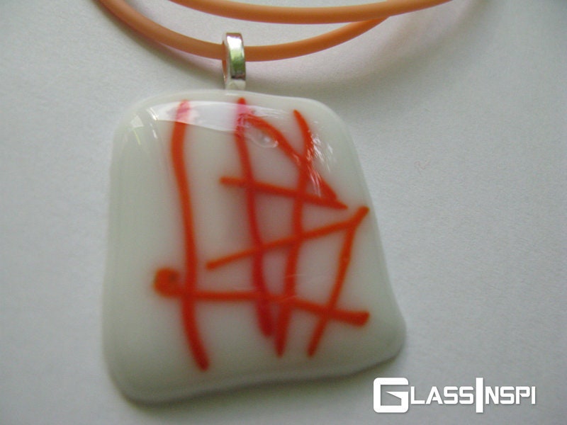 Damen-Glashalskette - Orangefarbene Linien Damen-Glashalskette - Orangefarbene Linien von GlassInspi