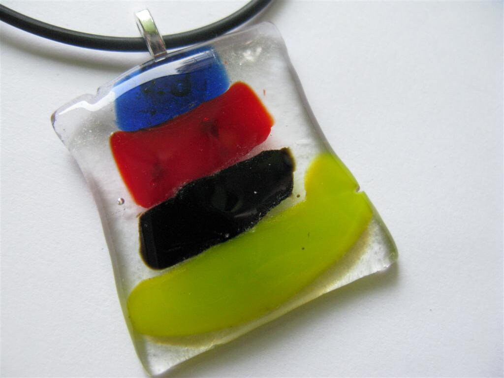 Damenhalskette Blau-Rot-Schwarz-Gelb Damenhalskette Blau-Rot-Schwarz-Gelb von GlassInspi