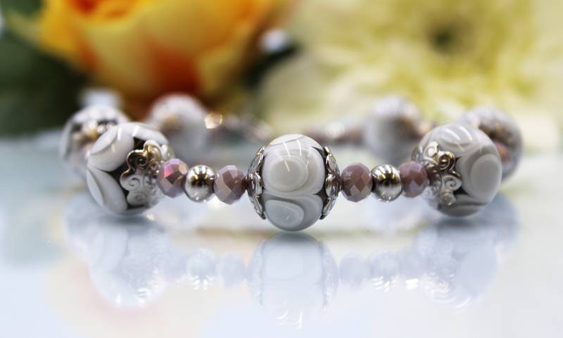 Edelstahl Armband Perlen Lampwork Grau Weiß Hippie Boho 23 cm #ga061 von GlassJewelsDE