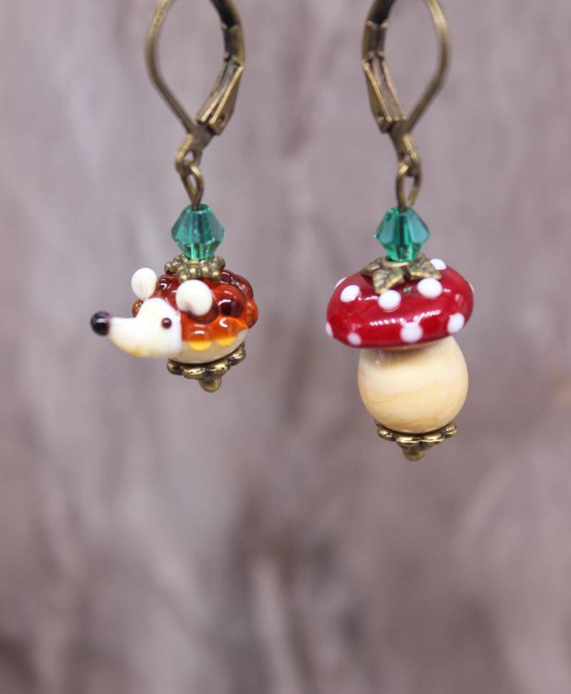 Igel Ohrringe Ohrhänger Pilze Perlen Herbst Asymmetrisch Lampwork Bronze #i020 von GlassJewelsDE