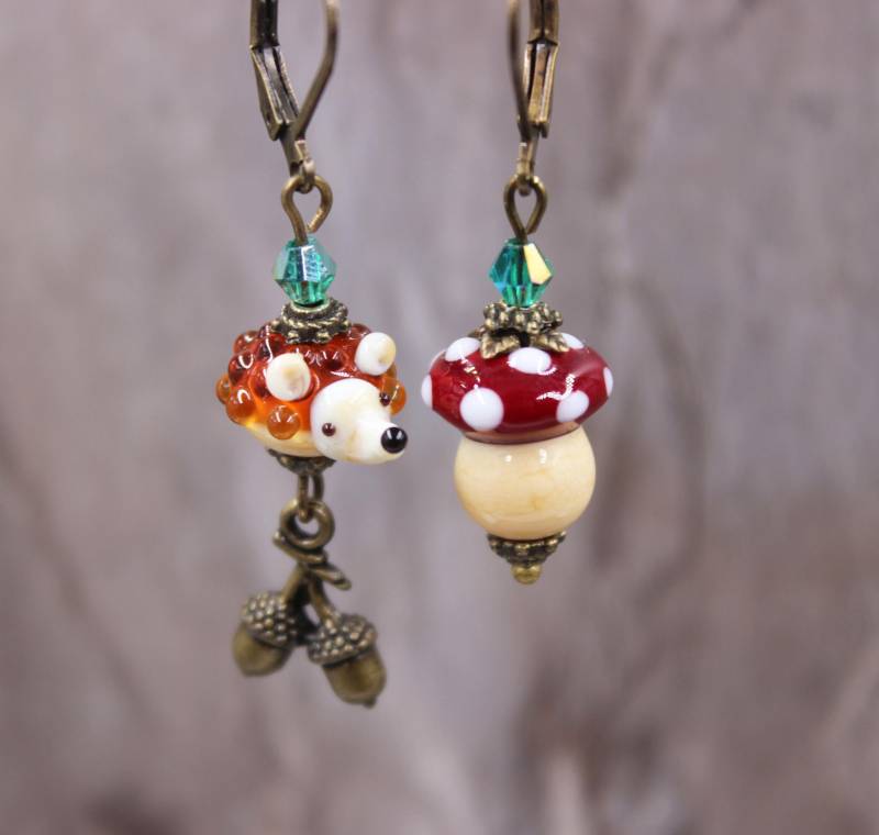 Igel Ohrringe Ohrhänger Pilze Perlen Herbst Asymmetrisch Lampwork Bronze #i040 von GlassJewelsDE