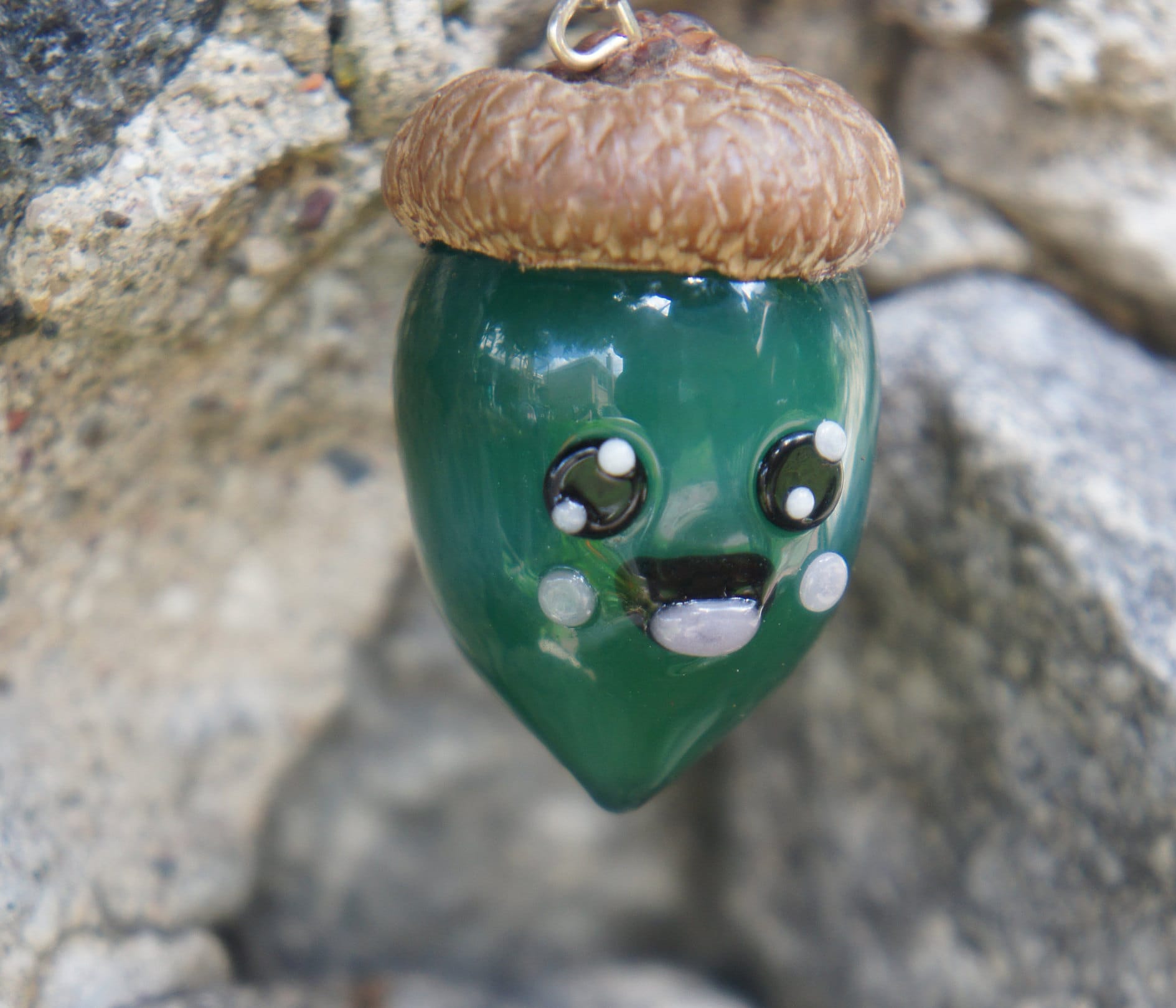 Dunkle Jade Grün Kawaii Eichel-Anhänger Dunkle Jade Grün Kawaii Eichel-Anhänger von GlassManCometh