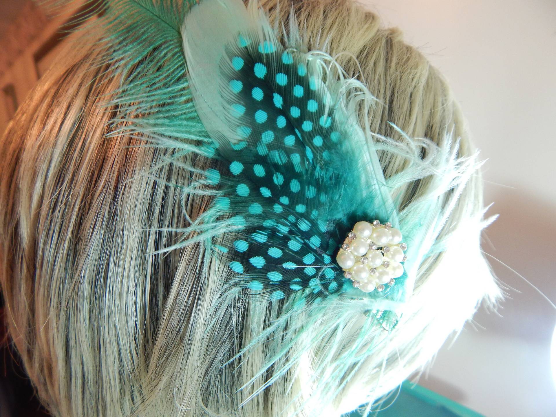 Blauer Polka Dot Feder Fascinator - Straussen Haarspange Türkis Haarnadel Perlen Kopfschmuck Flauschige Festzug Haarteil Blauer Polka Dot Feder Fascinator - Straussen Haarspange Türkis Haarnadel Perlen Kopfschmuck Flauschige Festzug Haarteil von GlassPlumes