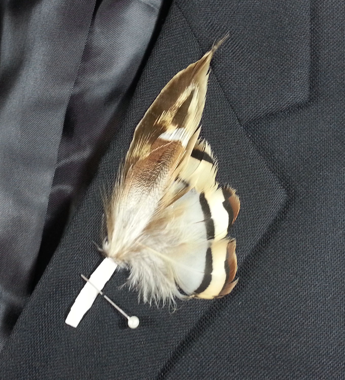 Fan Tail Feather Boutonniere - Natürliche Erdton Anstecknadel Rustikale Prom Western Heimkehr Fan Tail Feather Boutonniere - Natürliche Erdton Anstecknadel Rustikale Prom Western Heimkehr von GlassPlumes