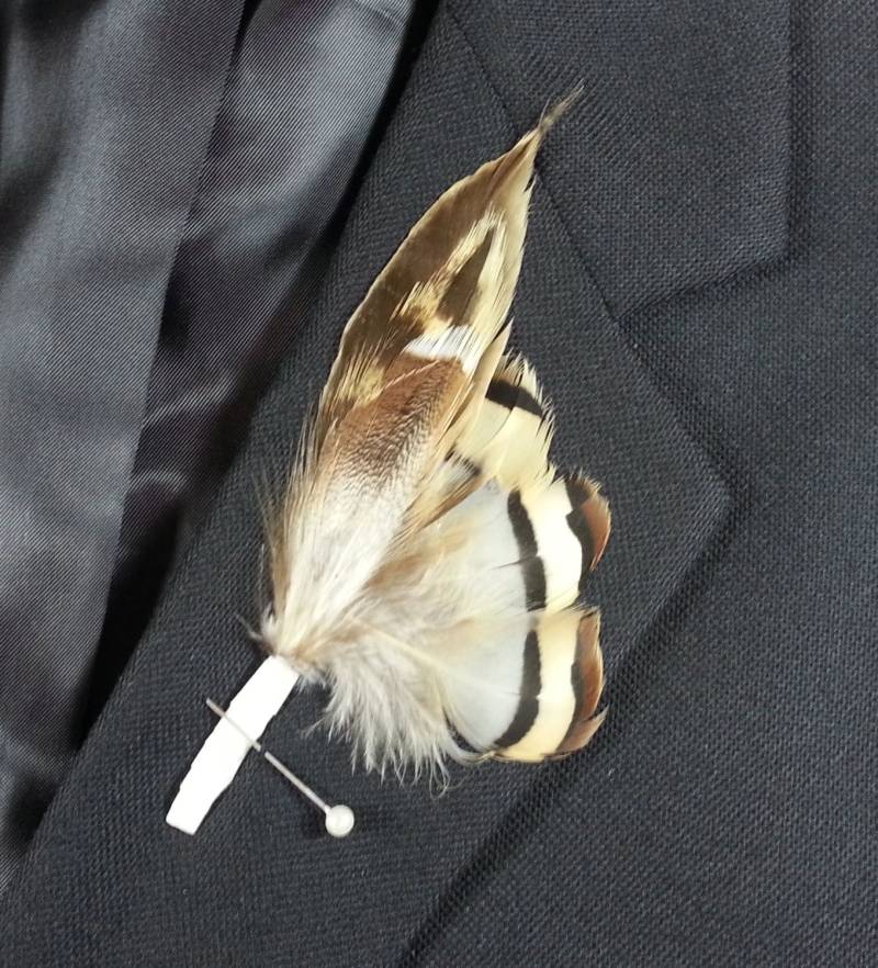 Fan Tail Feather Boutonniere - Natürliche Erdton Anstecknadel Rustikale Prom Western Heimkehr Fan Tail Feather Boutonniere - Natürliche Erdton Anstecknadel Rustikale Prom Western Heimkehr von GlassPlumes