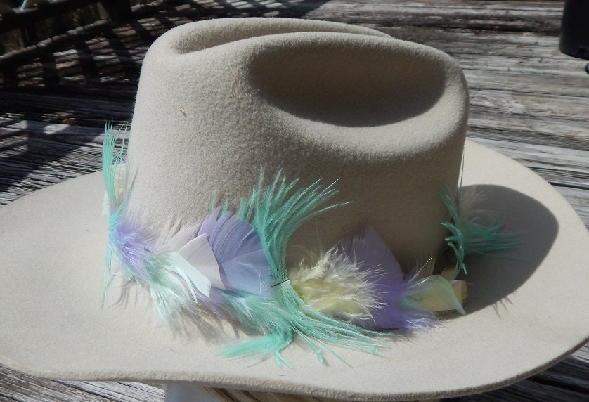 Pastell Feder Hutband - Einzigartiges Damen Herren Ostern Festival Pastell Feder Hutband - Einzigartiges Damen Herren Ostern Festival von GlassPlumes