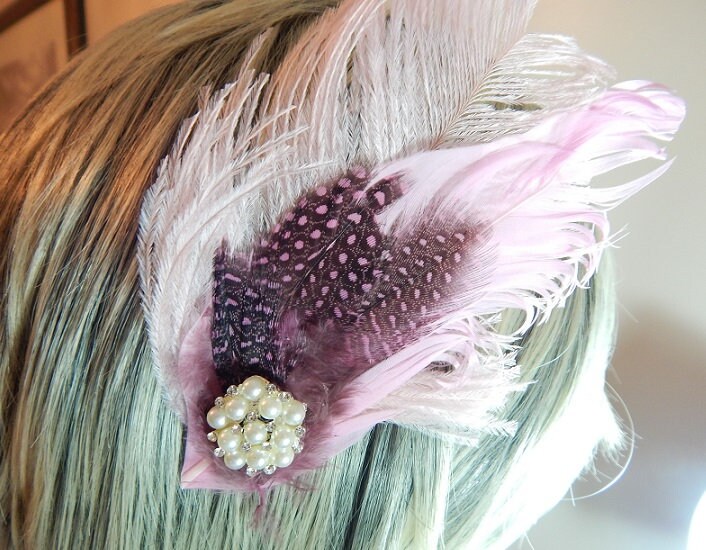 Polka Dot Feder Fascinator - Rosa Haarspange Perlen Haarnadel Straussen Haarkamm Perlmutt Kopfschmuck Tanz Polka Dot Feder Fascinator - Rosa Haarspange Perlen Haarnadel Straussen Haarkamm Perlmutt Kopfschmuck Tanz von GlassPlumes