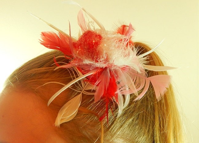 Roter Und Weißer Feder Fascinator - Rote Haarspange Weiße Rosa Haarteil Tanz Kopfschmuck Festzug Haarkamm Weihnachten Roter Und Weißer Feder Fascinator - Rote Haarspange Weiße Rosa Haarteil Tanz Kopfschmuck Festzug Haarkamm Weihnachten von GlassPlumes