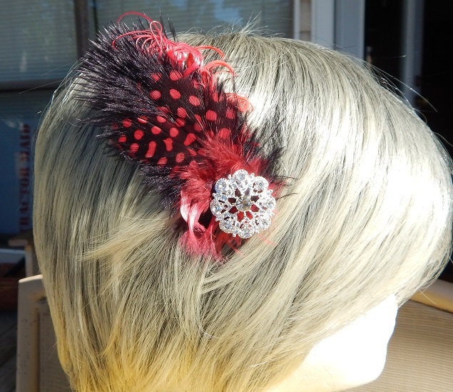 Strass Feder Fascinator - Rote Und Schwarze Haarspange Straussen Schwarzes Haarteil Polka Dot Fascinaor Strass Feder Fascinator - Rote Und Schwarze Haarspange Straussen Schwarzes Haarteil Polka Dot Fascinaor von GlassPlumes