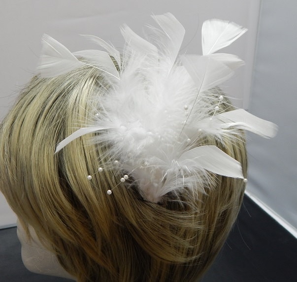 Weißer Hochzeit Fascinator - Große Weiße Braut Feder Haarspange Perlen Kopfschmuck Brautjungfer Weißer Hochzeit Fascinator - Große Weiße Braut Feder Haarspange Perlen Kopfschmuck Brautjungfer von GlassPlumes