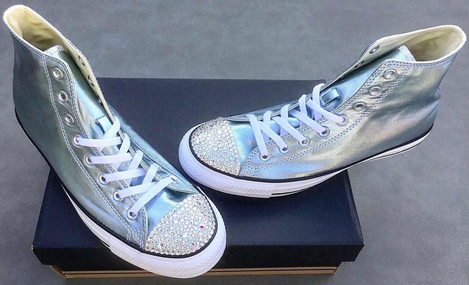 Aqua Blaue Crystal Toe Chucks Handgefertigte Metallic High Top Bling Braut Sneakers von GlassSlippersCC