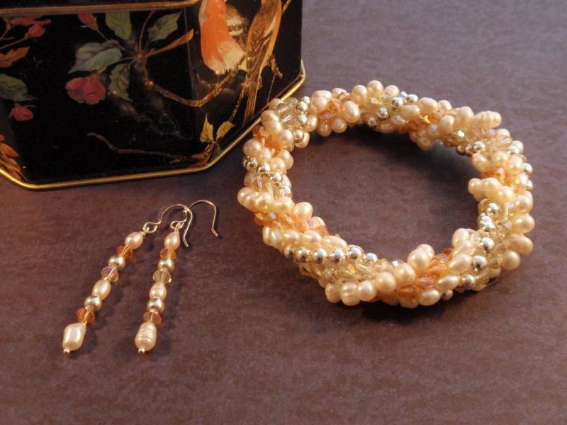 Perlen Und Kristall Gehäkelte Armband Mit Ohrringen Perlen Und Kristall Gehäkelte Armband Mit Ohrringen von GlassTortoise
