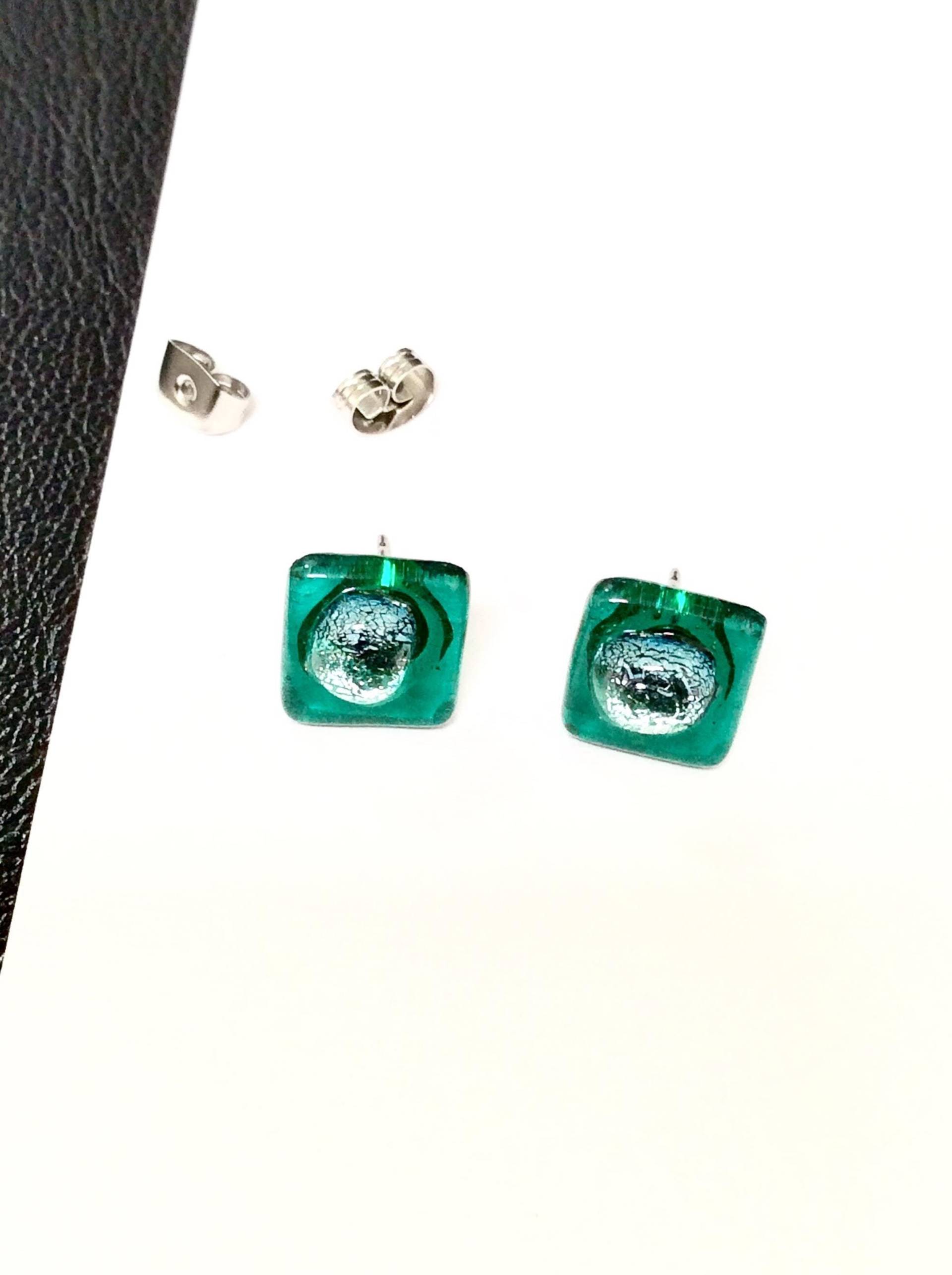 Kleine Glas-Ohrstecker, Kleine Ohrringe, Weihnachtsohrringe, Grüne Ohrstecker, Geschenk Unter 20 Dollar, Silbernes Dichroic Glas, Ohrstecker von GlassbyDesignAU