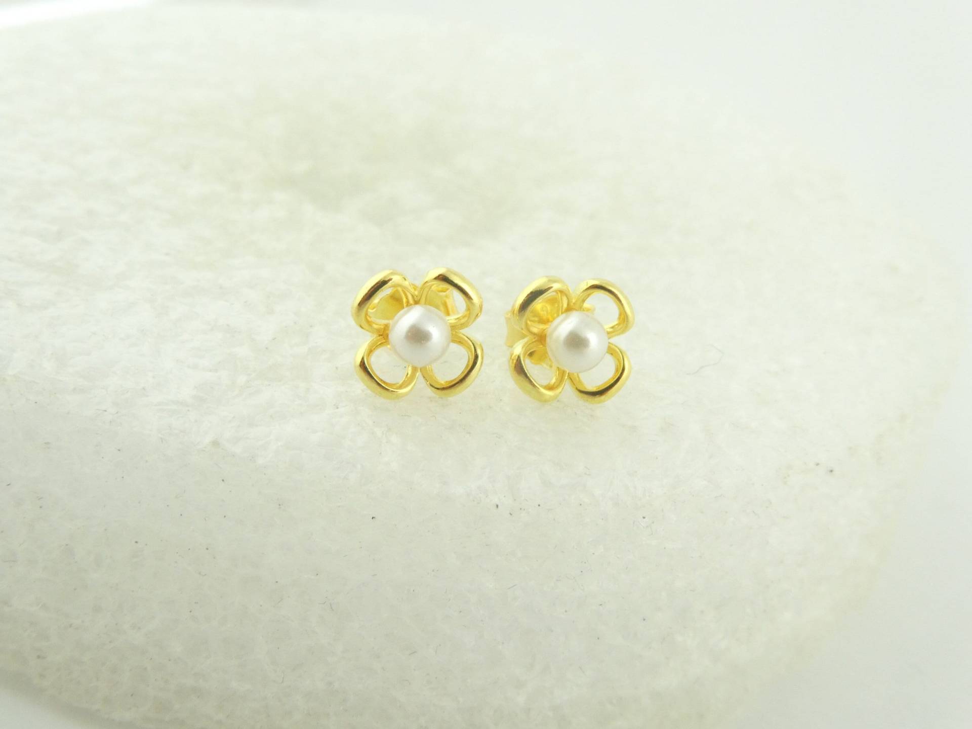 925 Ohrstecker Ohrringe Gold Weiss Blume Perle Blumen Blüte Minimalist 7mm von GlasschmuckBirgitH